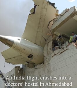 अहमदाबाद में एयर इंडिया विमान हादसा: 241 की मौत, एकमात्र जीवित बचने वाले ने सुनाई भयावह दास्तान